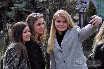Українські студенти напередодні референдуму щодо асоційованого членства України в Європейському Союзі провели акцію та створили символічний ланцюг єднання з ЄС.