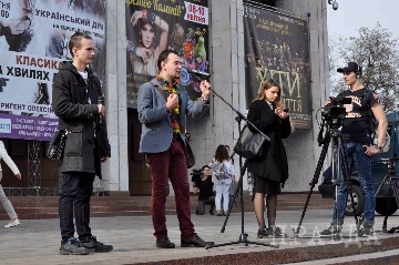 Українські студенти напередодні референдуму щодо асоційованого членства України в Європейському Союзі провели акцію та створили символічний ланцюг єднання з ЄС.